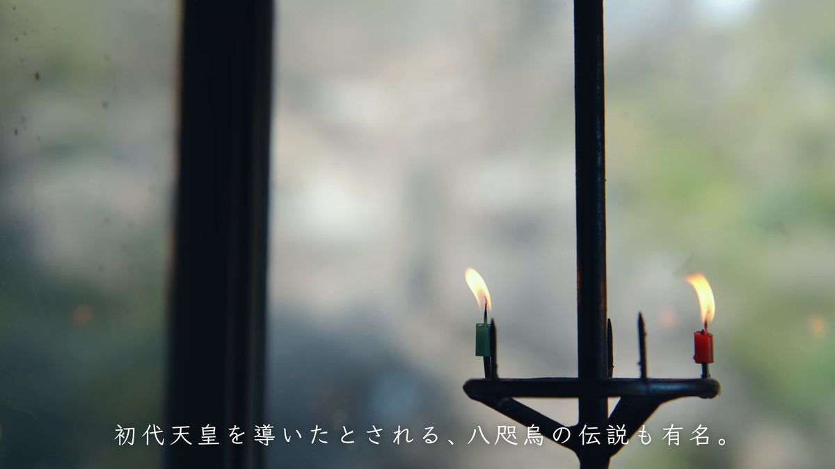 窓辺に灯る二本の蝋燭