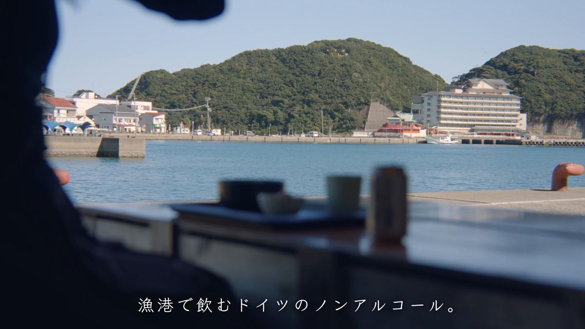 席から見える湾と赤い係船柱