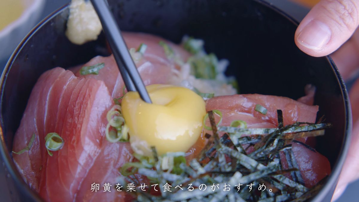 まぐろ丼の真ん中に卵黄をのせる