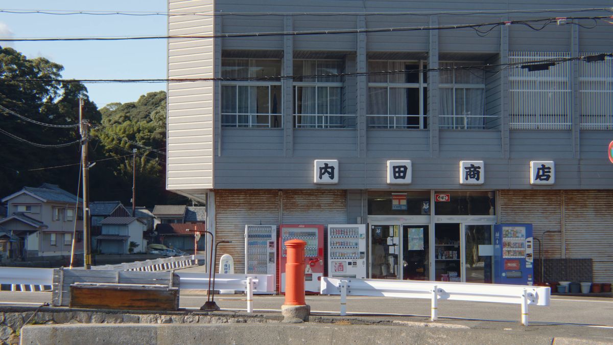 商店の前の赤い丸ポスト
