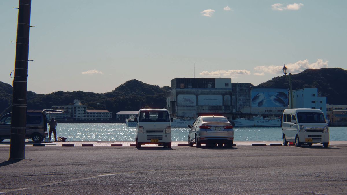 海辺の駐車場に停まる車