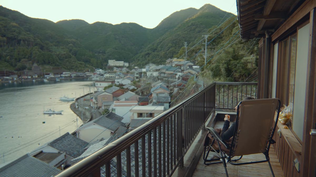 テラスの椅子から見下ろす集落と湾