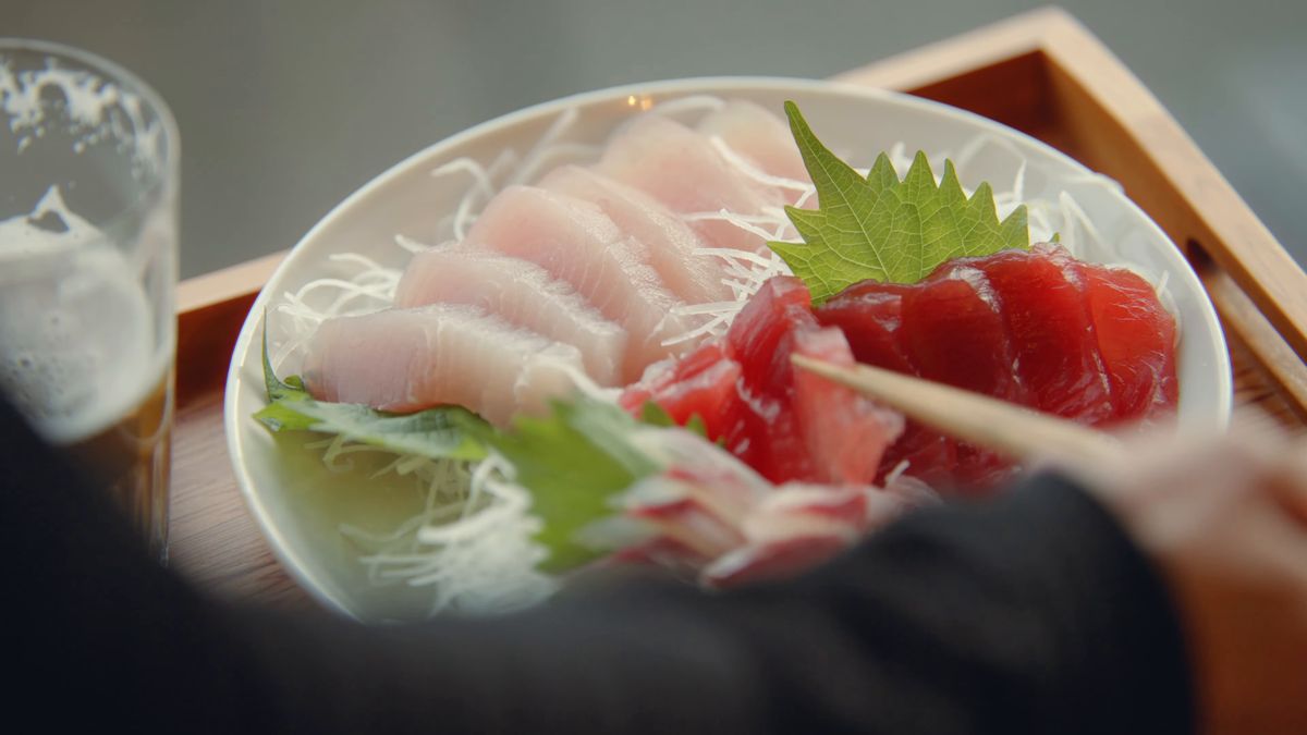 赤身を箸でつまむ刺身の寄り