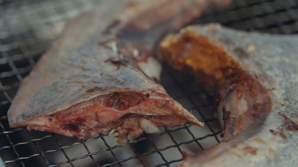 網の上で焼けていくまぐろのカマ