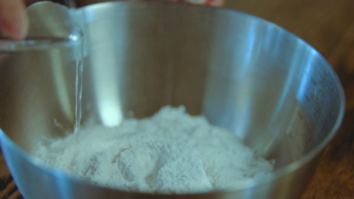 ボウルの米粉に注がれる水