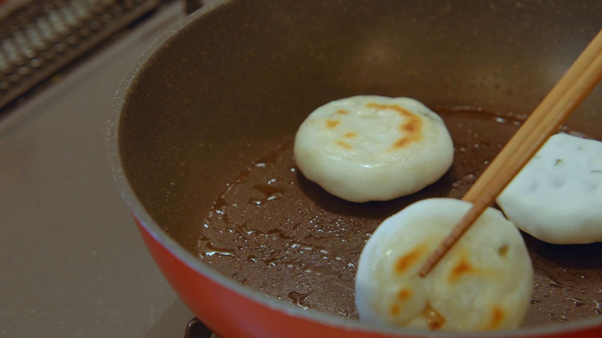 フライパンで焼く白いおやきと菜箸
