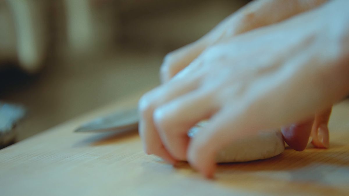 切ったおやきを持ち上げる手元