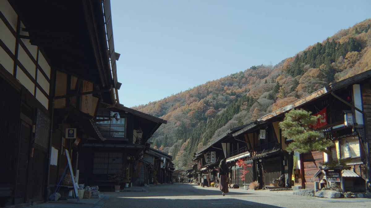 奈良井宿の通りの先に迫る紅葉の山