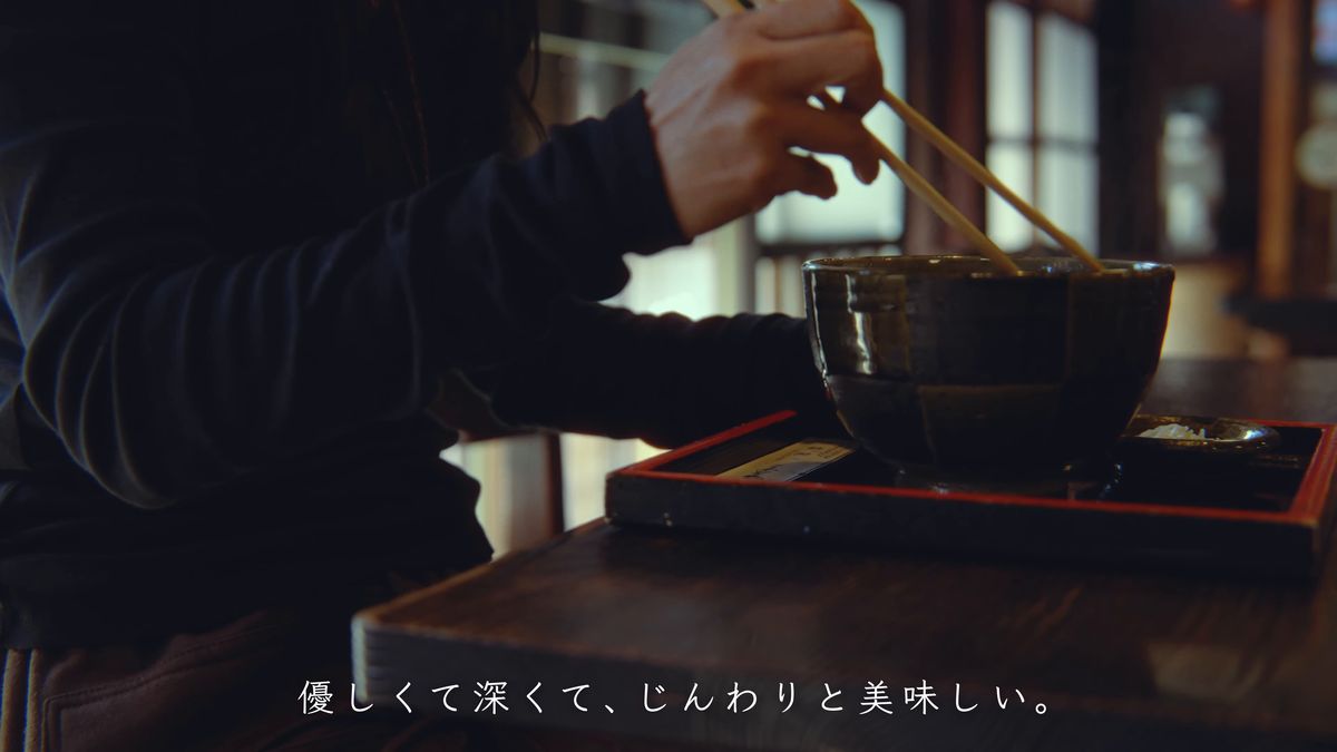 店の座敷でそばを食べる後ろ姿
