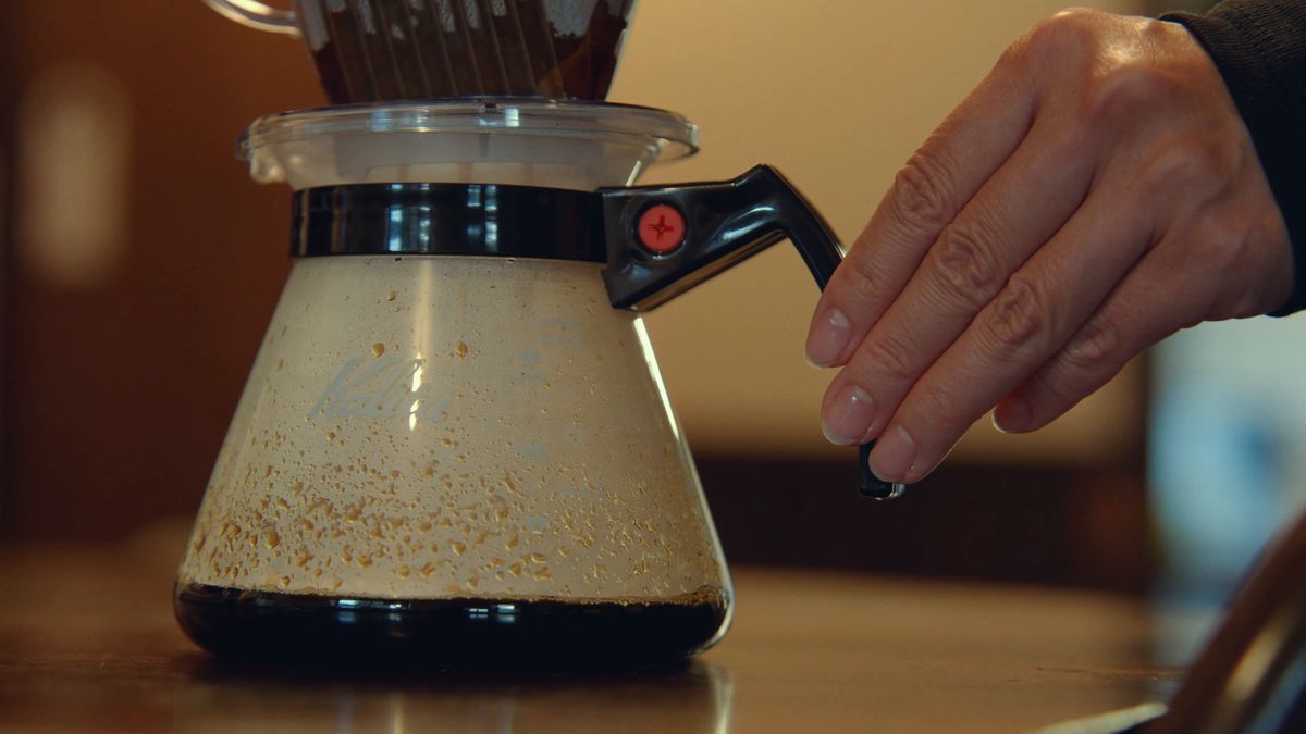 コーヒーがたまったガラスのサーバー