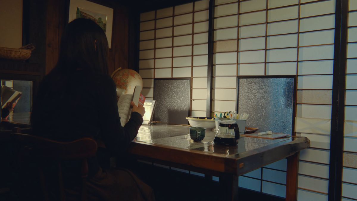 障子の部屋で机に向かう後ろ姿