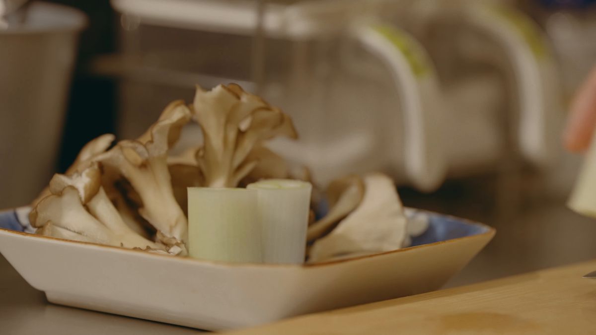 皿に盛った舞茸と長ねぎ
