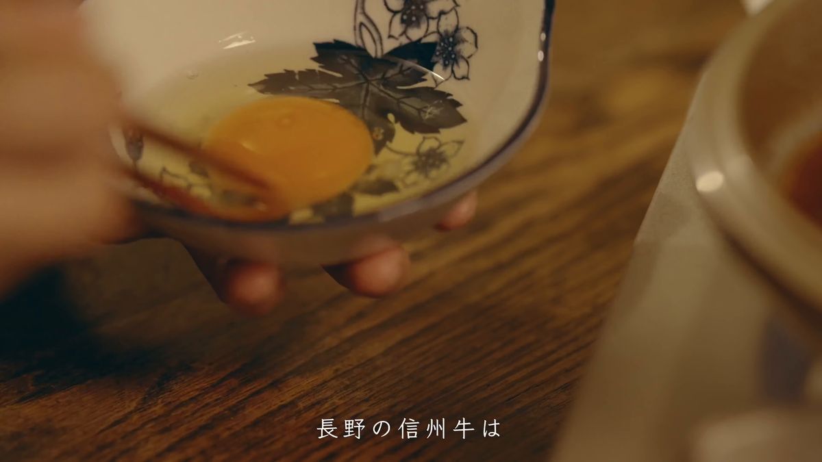 器に卵を割り入れる