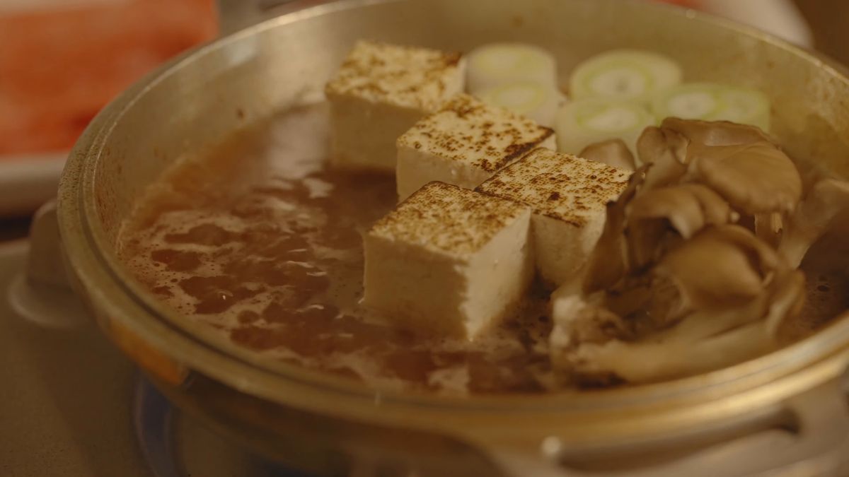鍋に並ぶ豆腐、ねぎ、舞茸