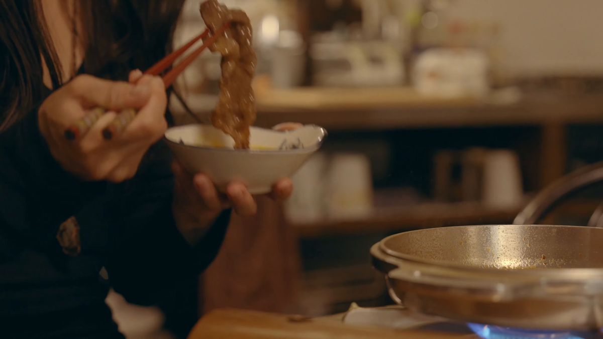 器に牛肉を取り分ける手元