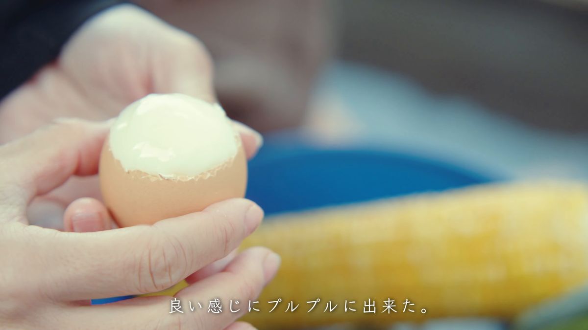 殻を半分むいた温泉たまご