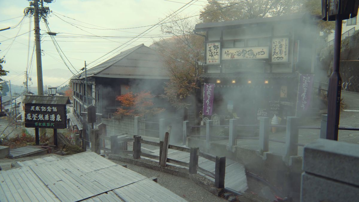 麻釜の看板と湯けむり越しの店の看板