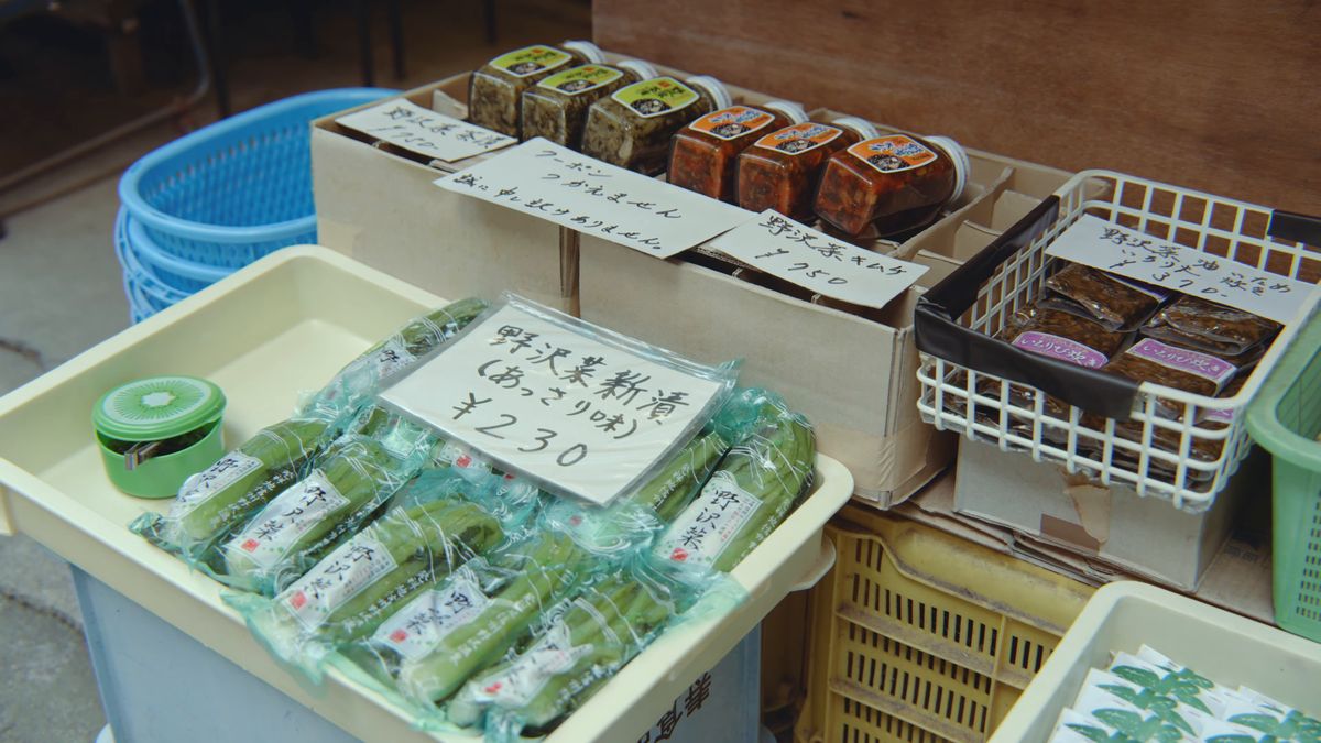 「野沢菜新漬」の値札と袋詰めの野沢菜