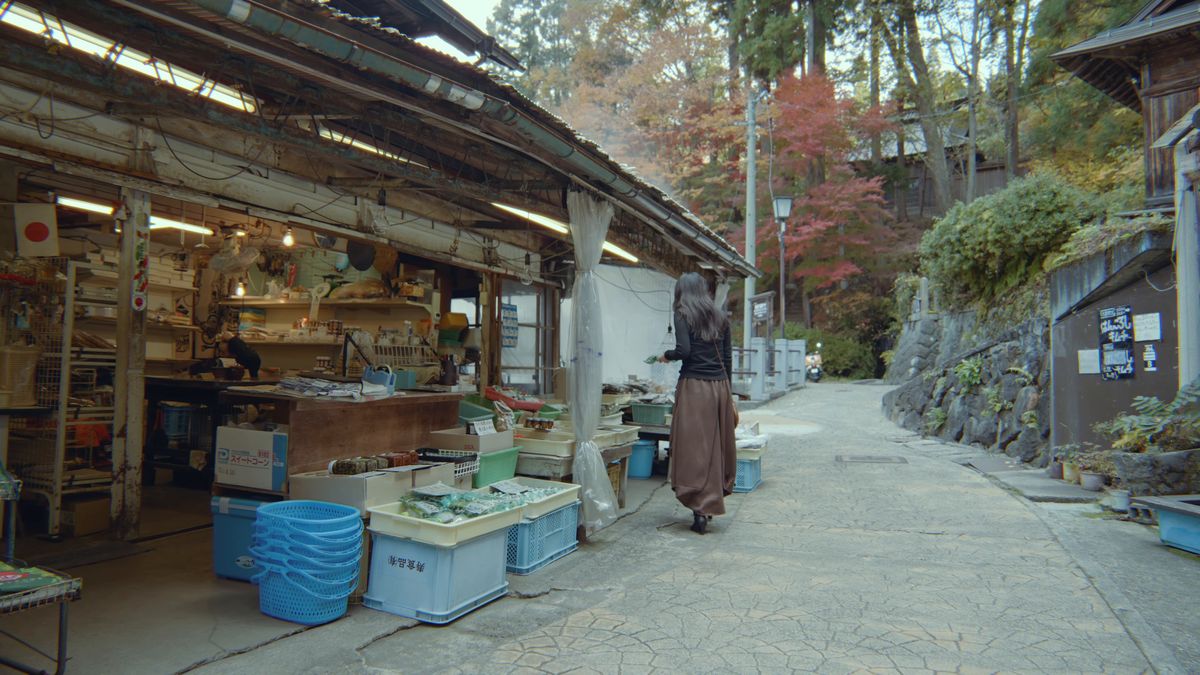 屋根付きの店先に向かう後ろ姿