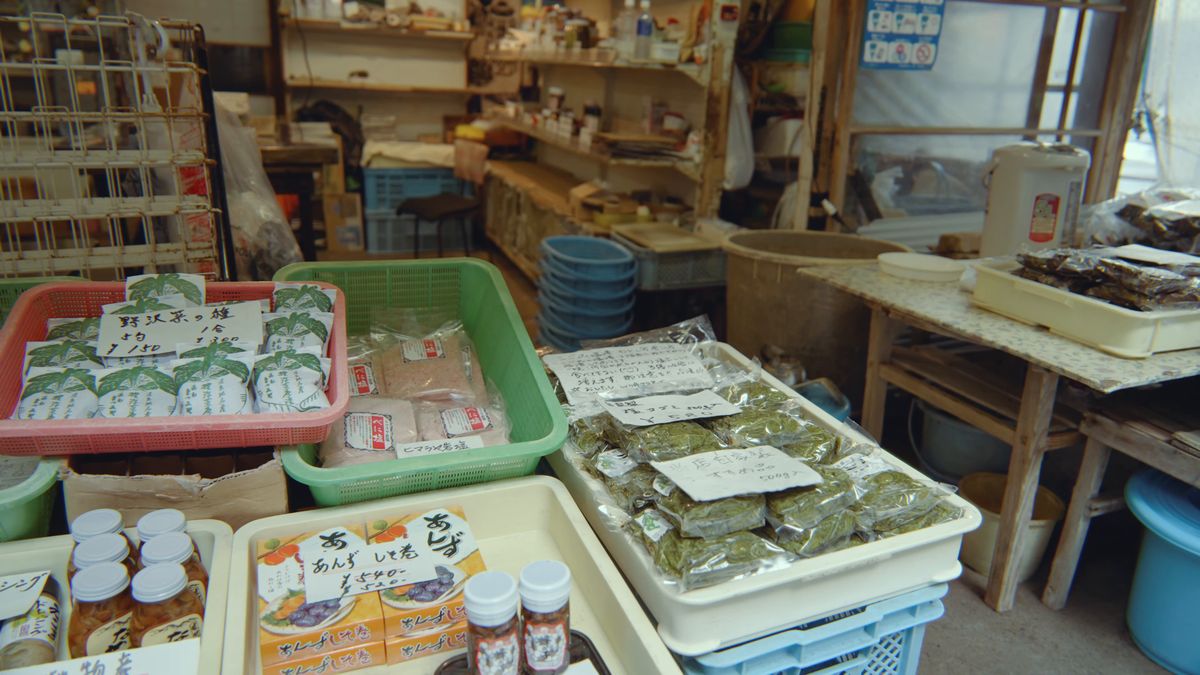 麻釜近くの野沢菜漬けと乾物の店
