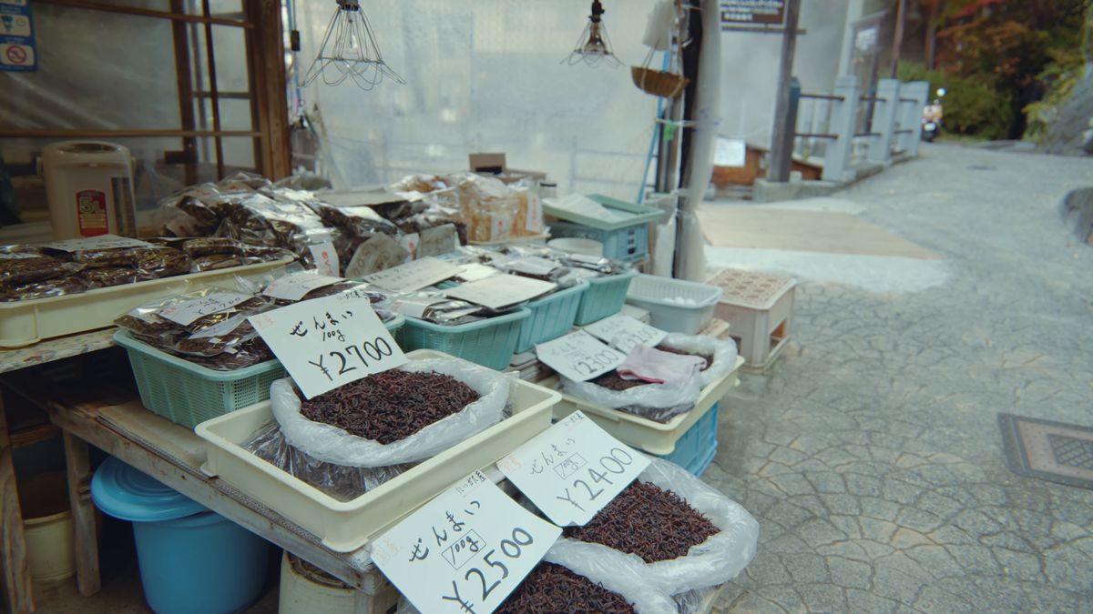 乾燥ぜんまいや小豆の値札が並ぶ台