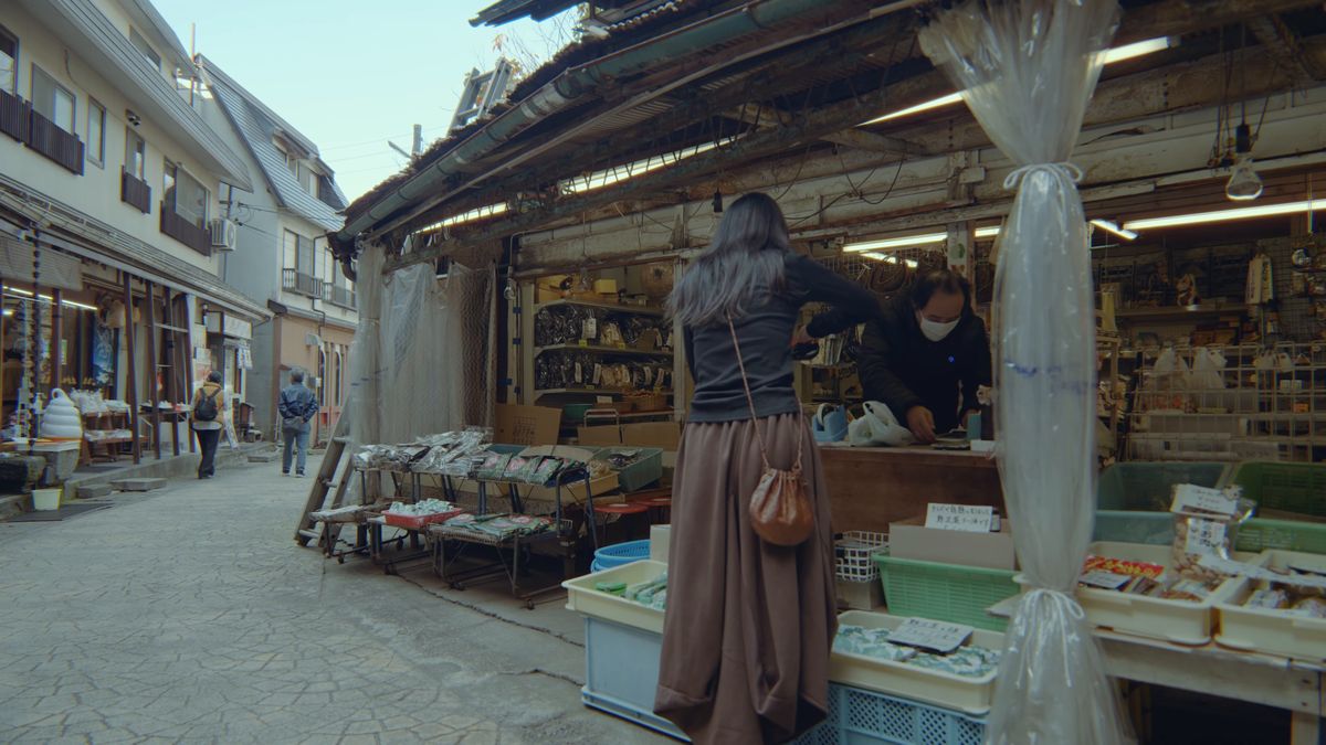 店先で買い物をする後ろ姿