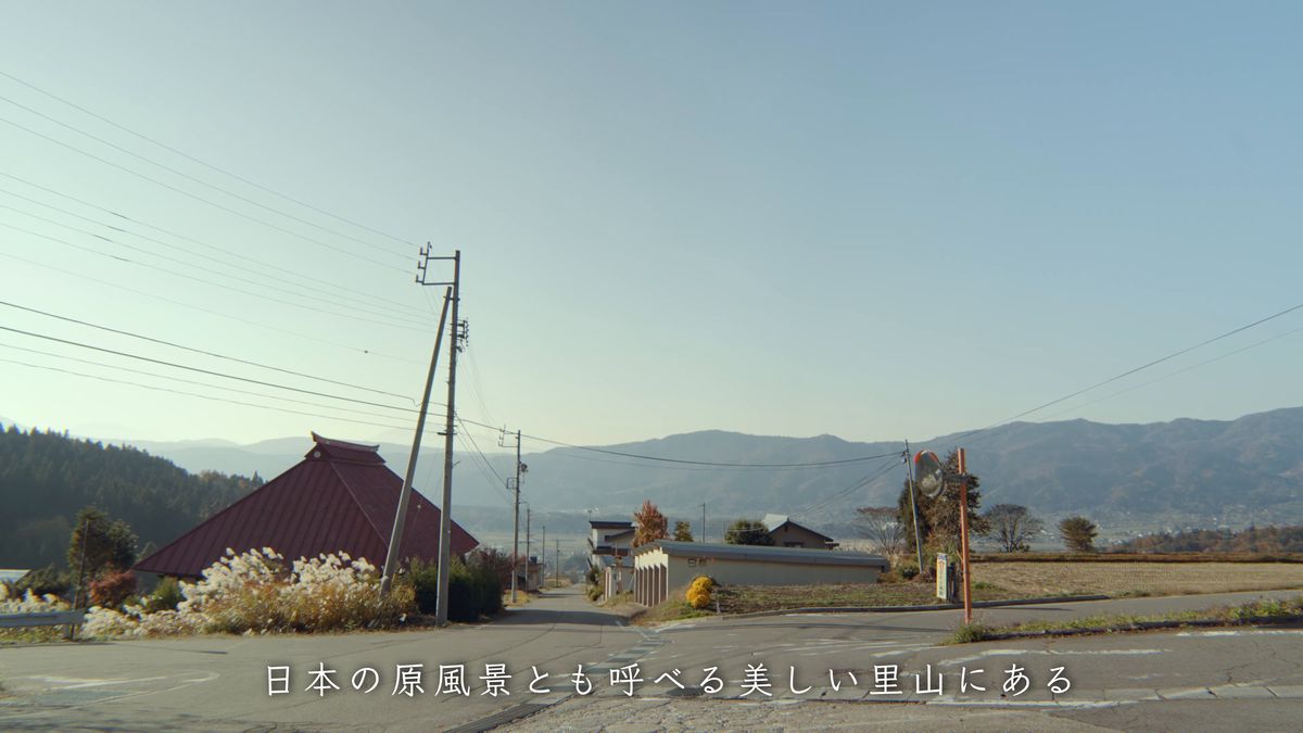 赤い屋根の家と遠くの山並み