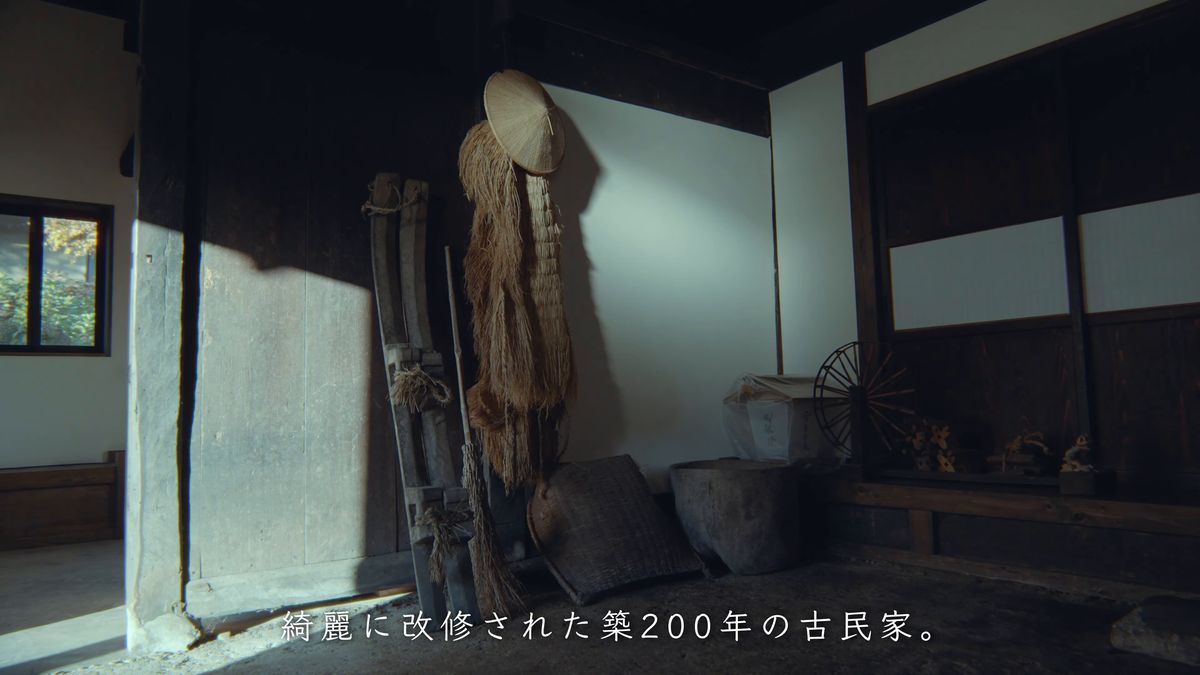 土間の壁に掛かる蓑と笠