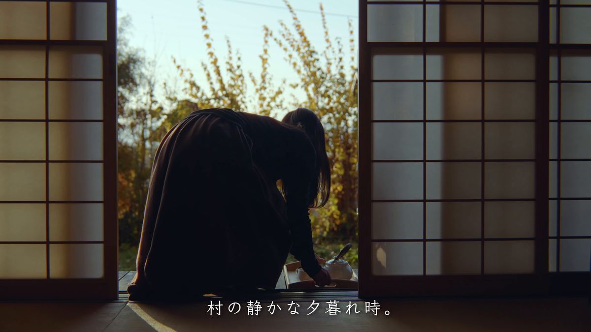 障子を開けて縁側に出る後ろ姿