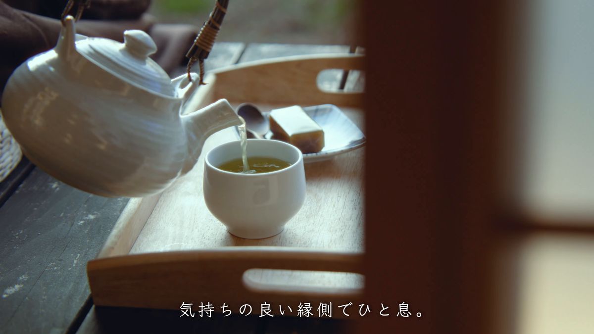 縁側で急須から湯のみにお茶を注ぐ
