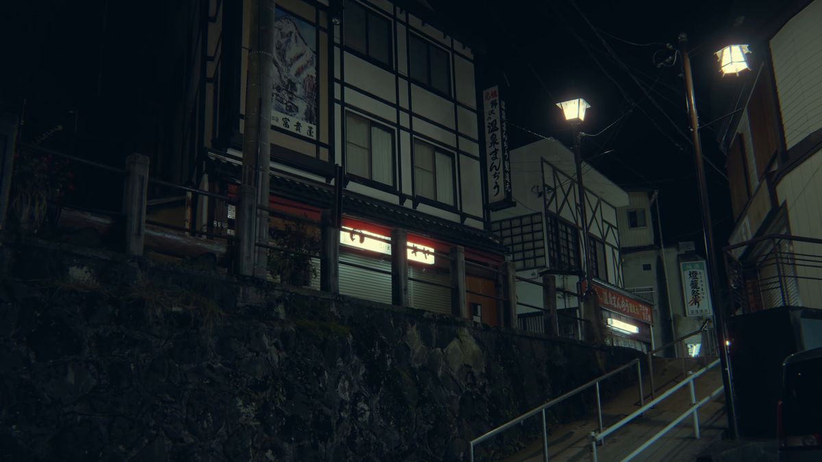 夜の温泉街の建物と街灯