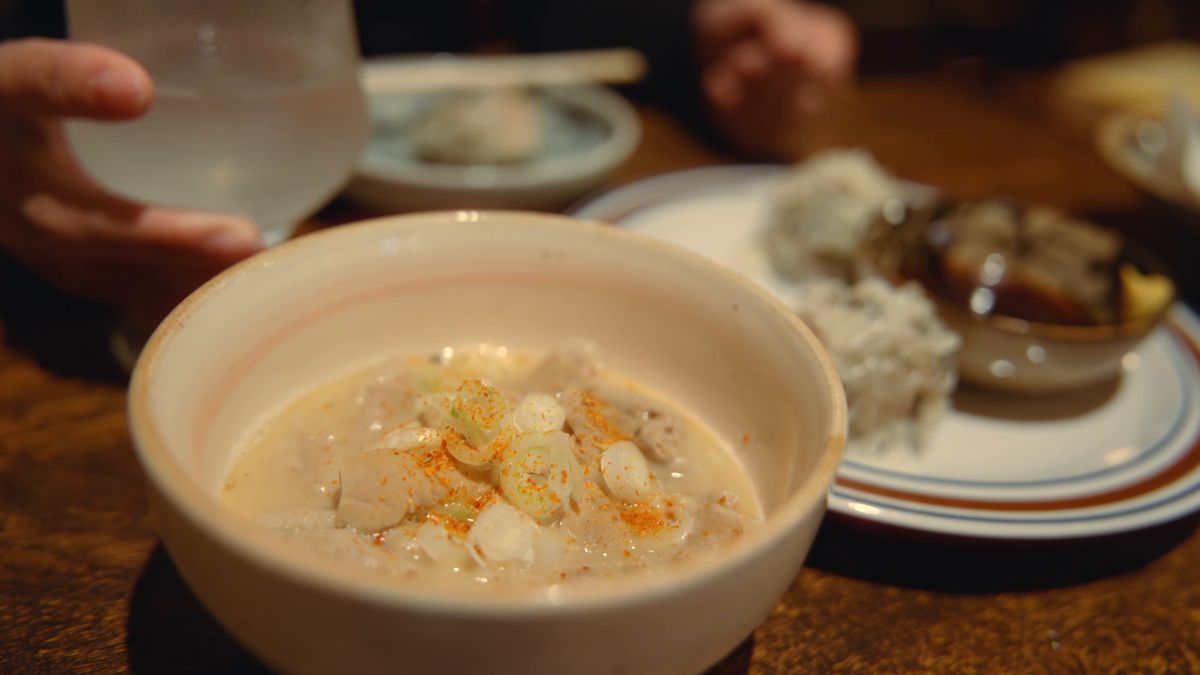 ねぎと七味をのせた白い汁物の小鉢