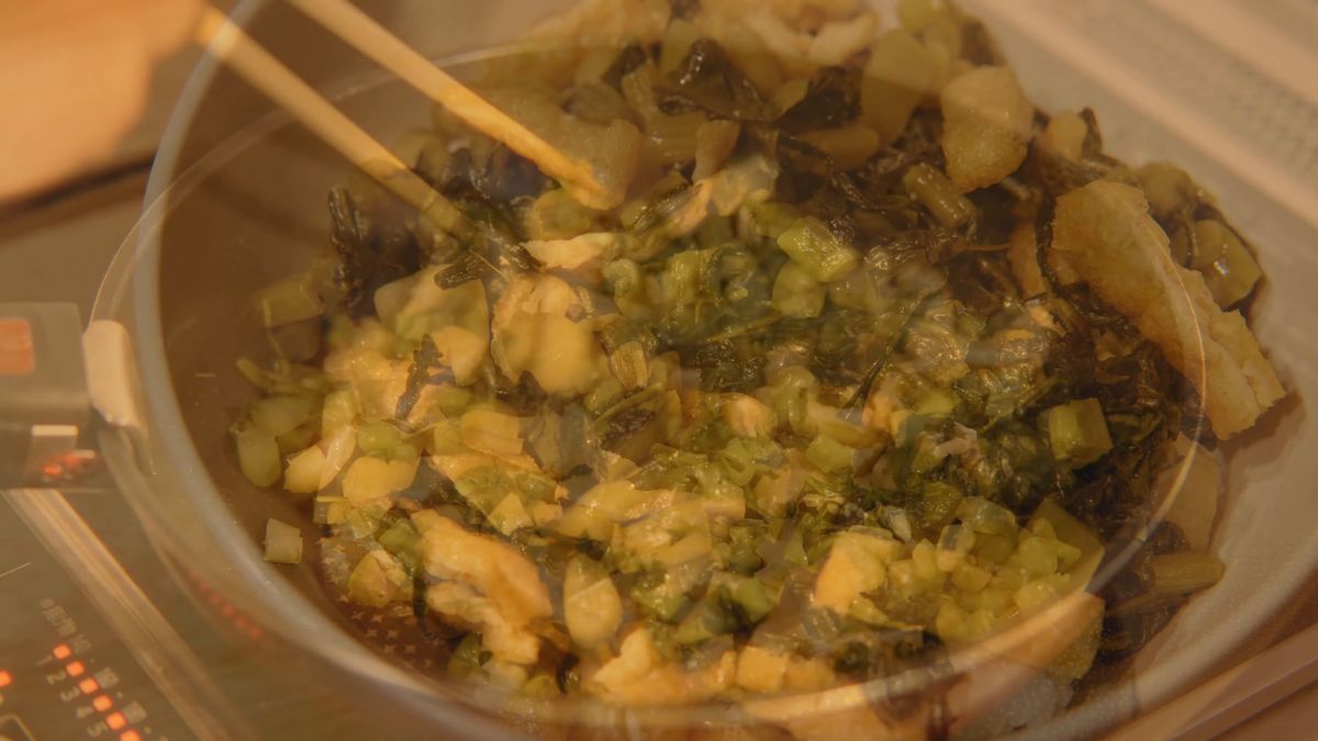 炒め上がった野沢菜と油揚げ