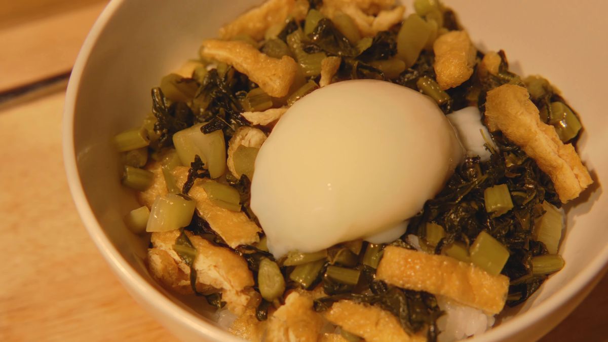野沢菜と油揚げの上にのせた温泉たまご