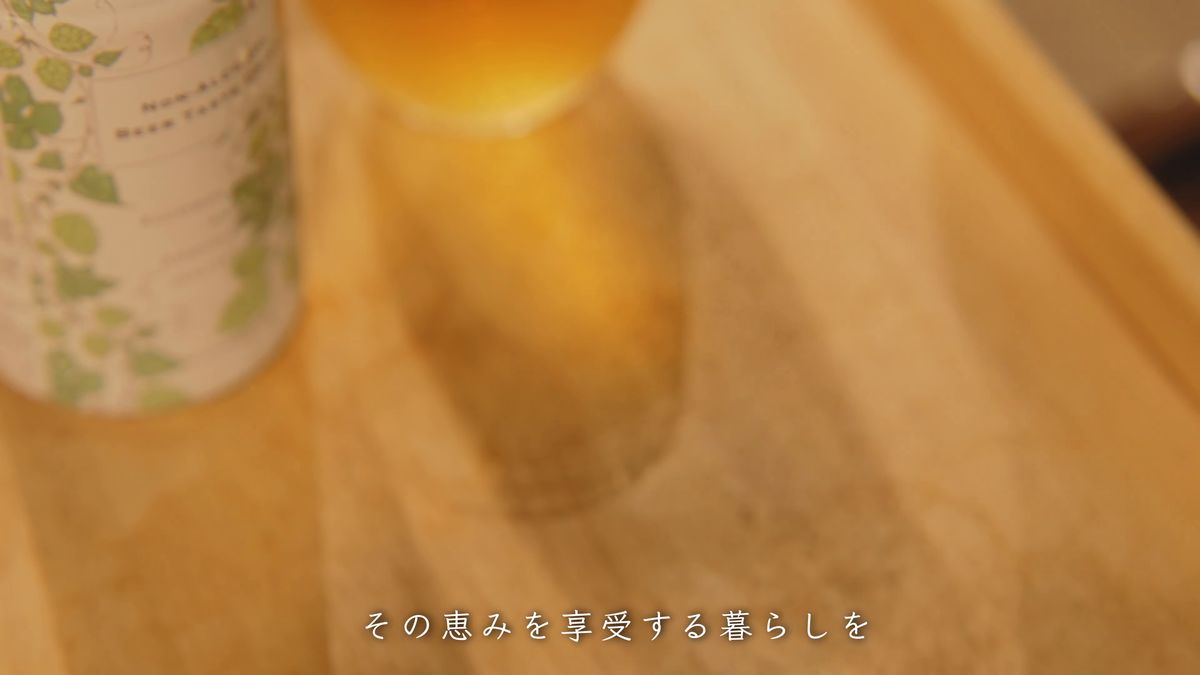 卓上の缶とグラス