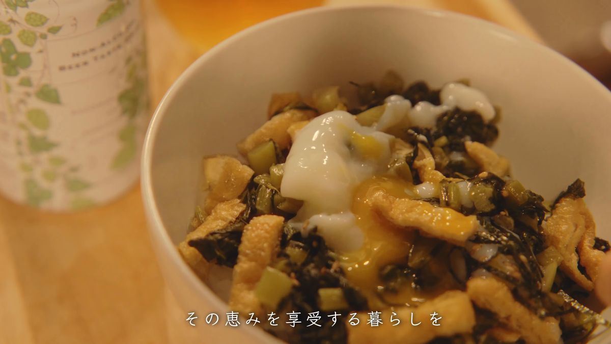 黄身を崩した温泉たまごと野沢菜の丼