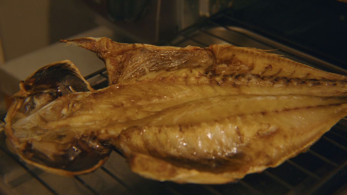 網の上で焼けたアジの開き