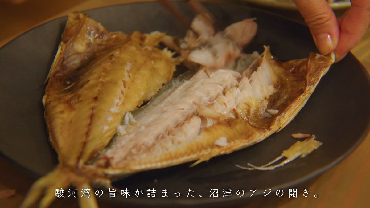 骨からアジの身をほぐす手元