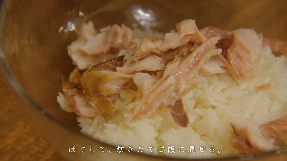 ガラスのボウルの炊きたてご飯にのせたアジの身