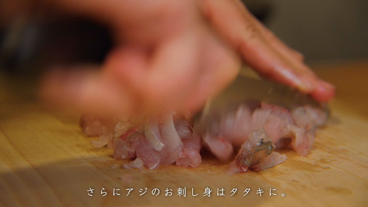包丁でアジを細かく叩く手元