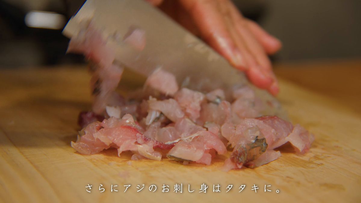 まな板の上の細かく叩いたアジ