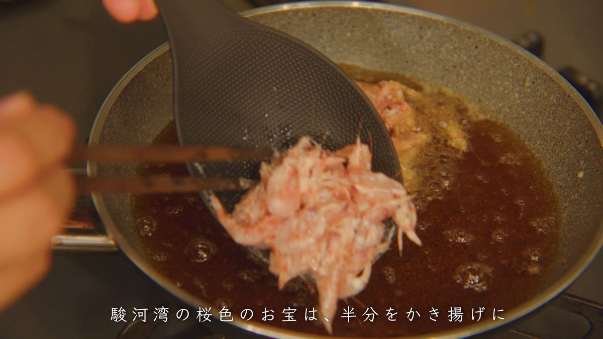 へらで桜えびのタネを油に入れる