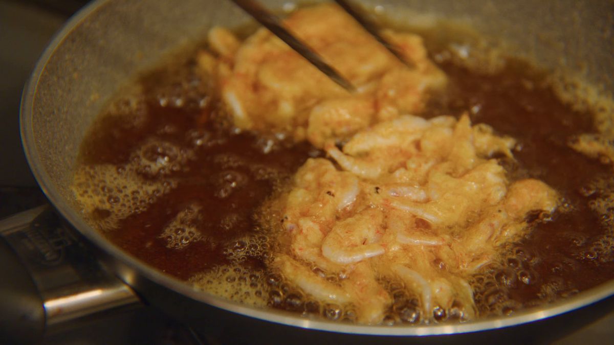 胡麻油の中で揚がる桜えびのかき揚げ