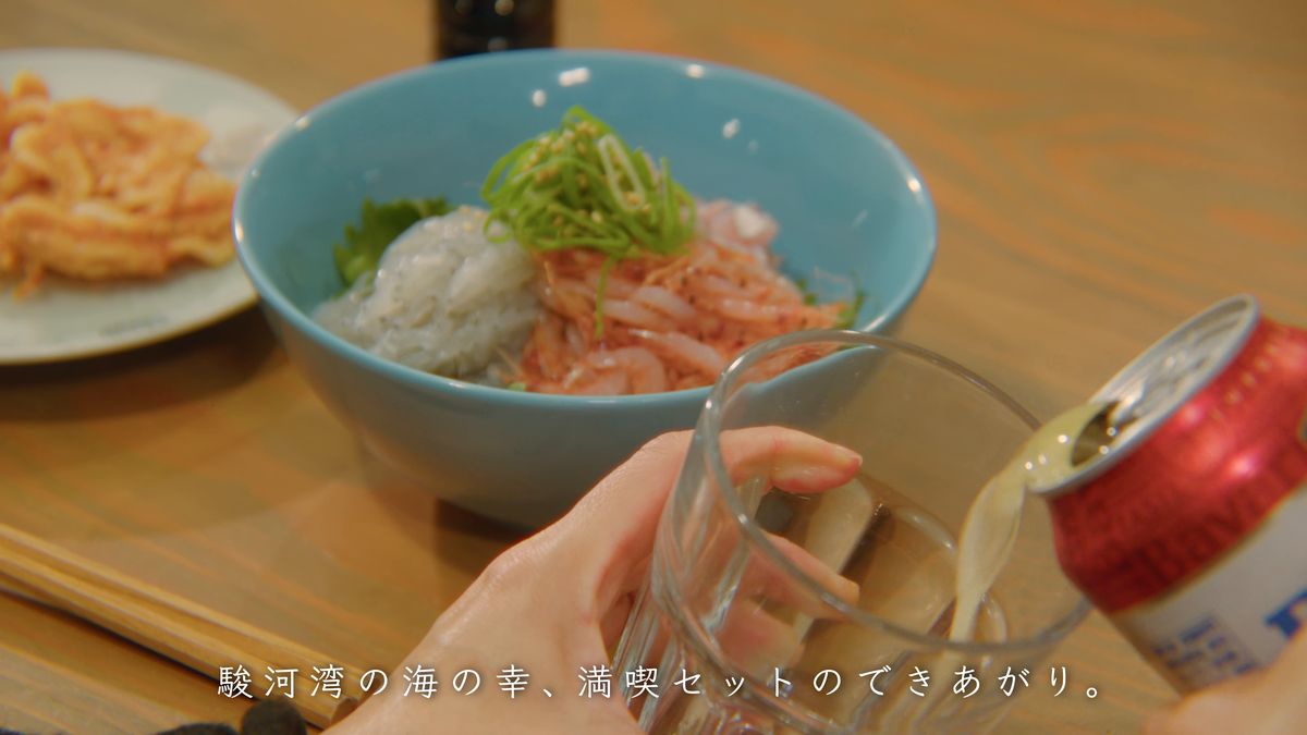 缶からグラスに注ぐ、沼津丼と桜えびのかき揚げ
