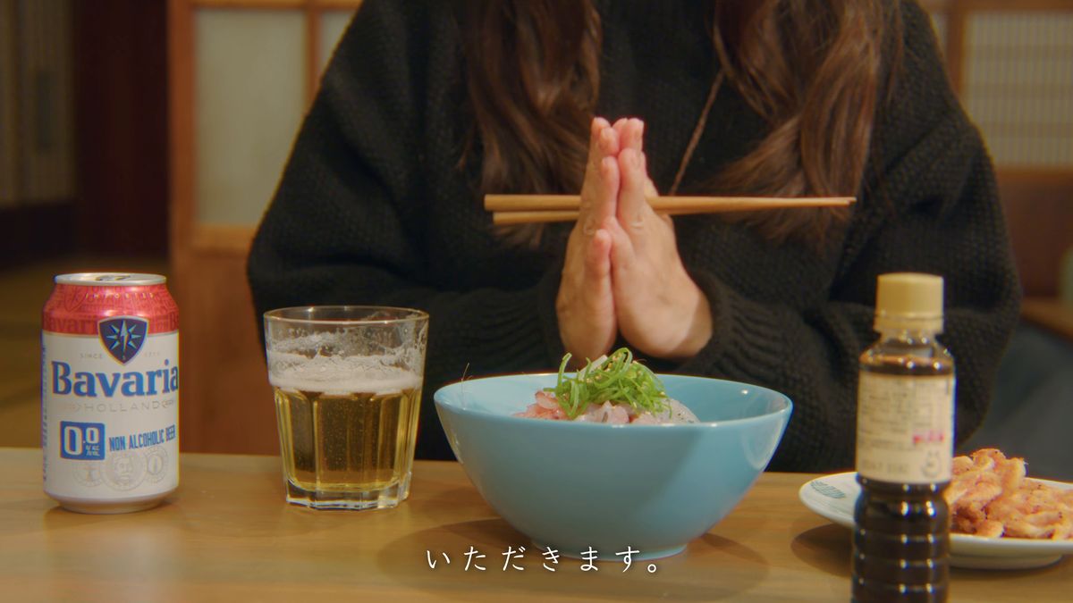 沼津丼を前に手を合わせる