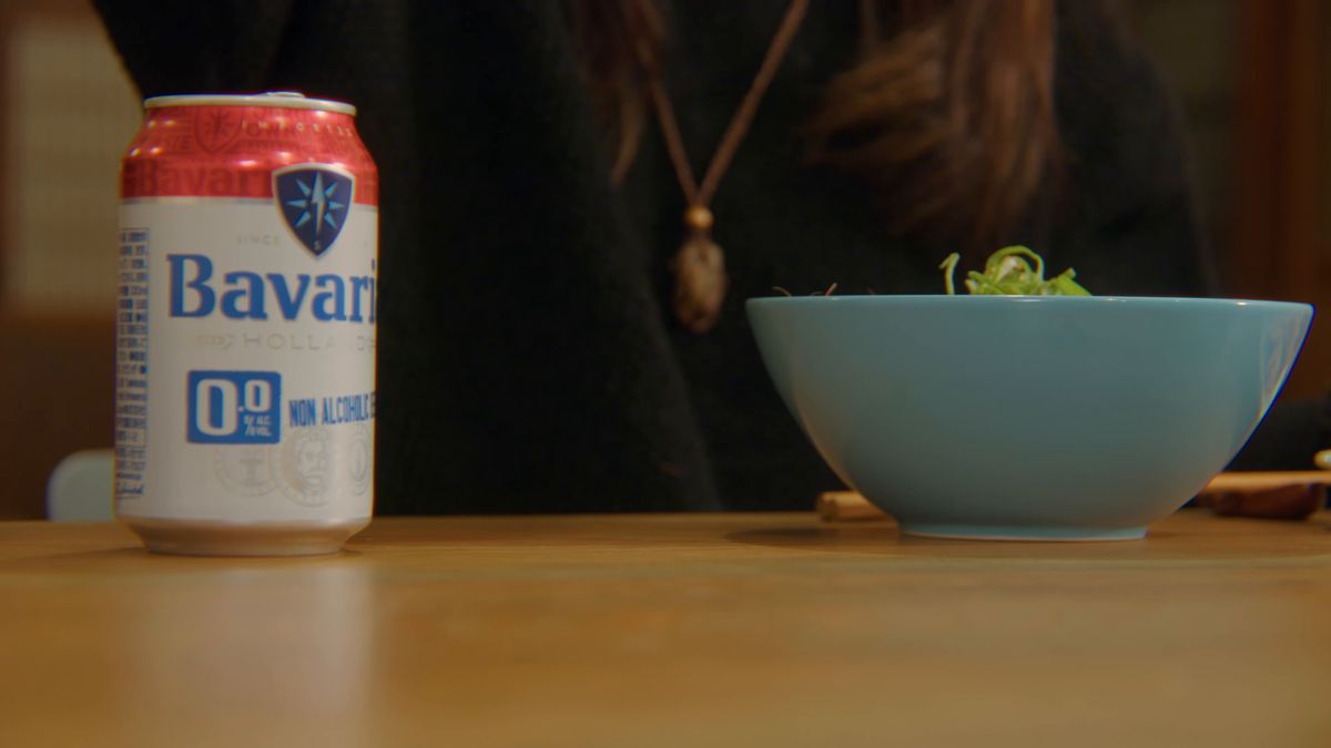 「Bavaria 0.0%」の缶と青い丼