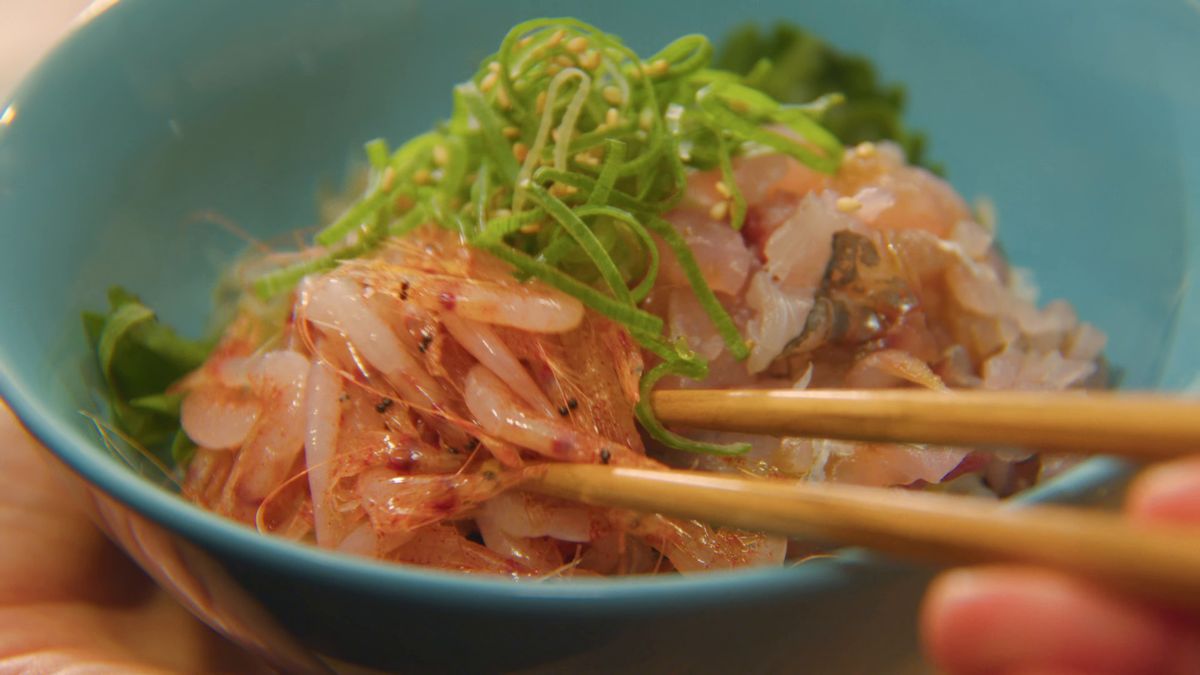 箸で生桜えびとアジをつまむ丼の寄り