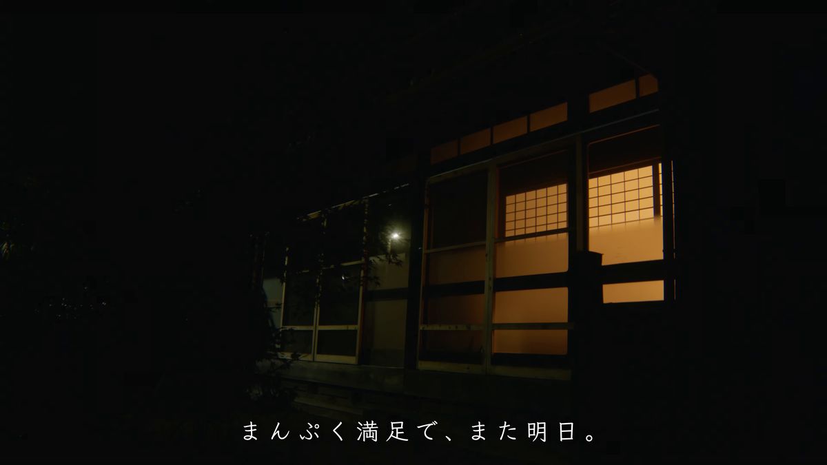 夜、明かりのともる古民家の窓
