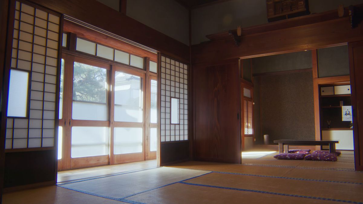 朝の光が差し込む硝子戸と畳の間
