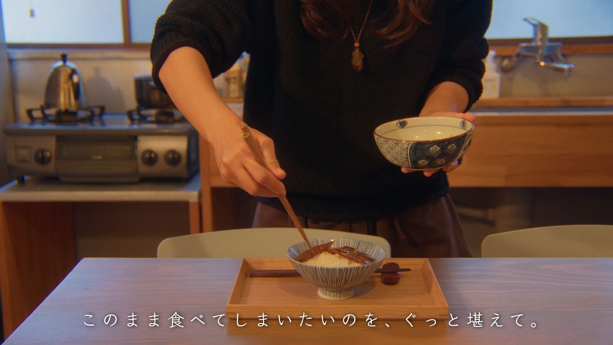 台所のテーブルで茶碗に盛り付ける手元